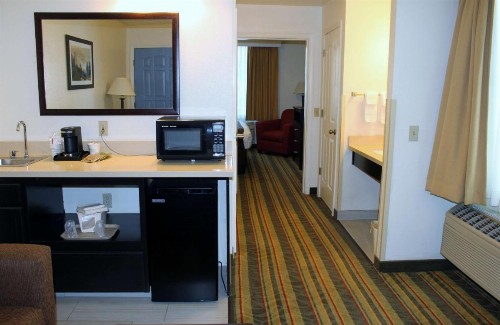Best Western Visalia Hotel - image 9