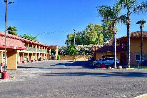 Super 8 by Wyndham Visalia - image 1