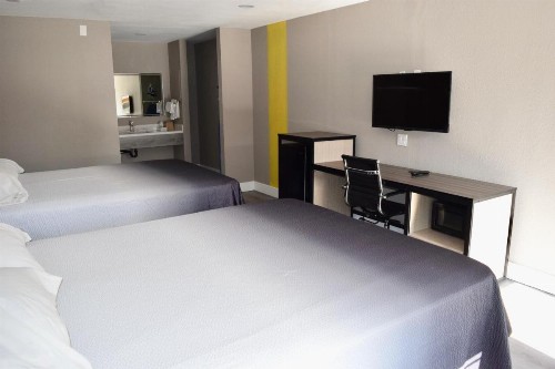 Super 8 by Wyndham Visalia - image 15