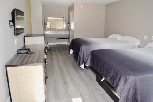 Super 8 by Wyndham Visalia - image 16