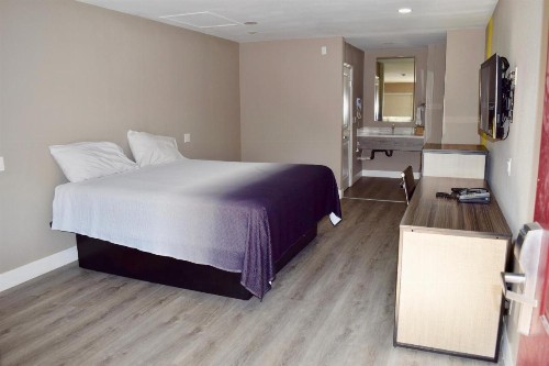 Super 8 by Wyndham Visalia - image 17