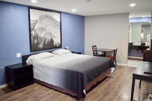 Super 8 by Wyndham Visalia - image 2