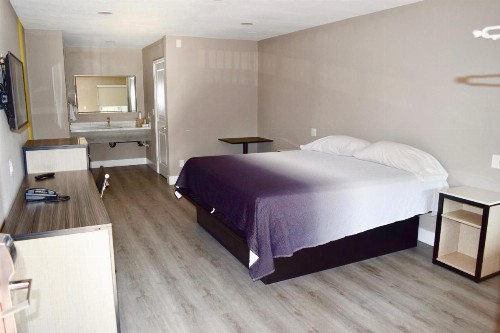 Super 8 by Wyndham Visalia - image 20