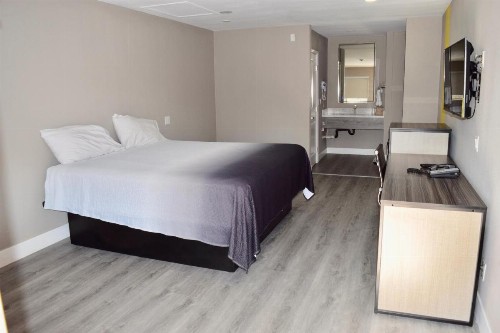 Super 8 by Wyndham Visalia - image 21
