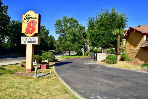 Super 8 by Wyndham Visalia - image 22