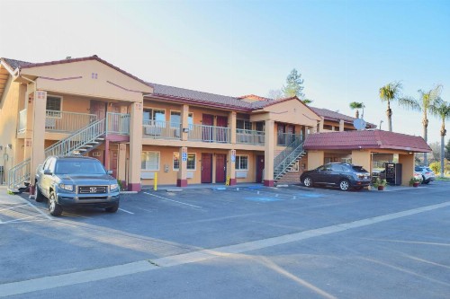 Super 8 by Wyndham Visalia - image 24