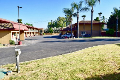 Super 8 by Wyndham Visalia - image 27