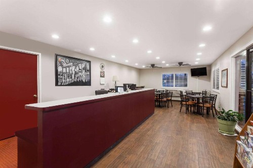 Super 8 by Wyndham Visalia - image 3