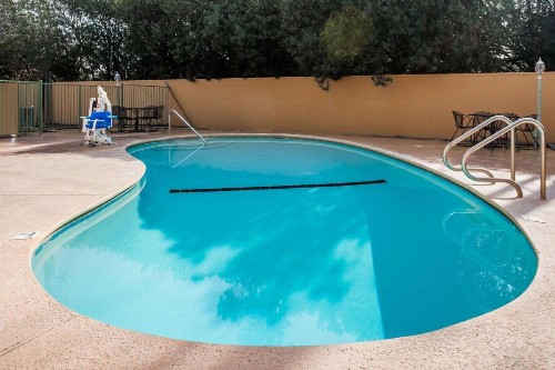 Super 8 by Wyndham Visalia - image 5