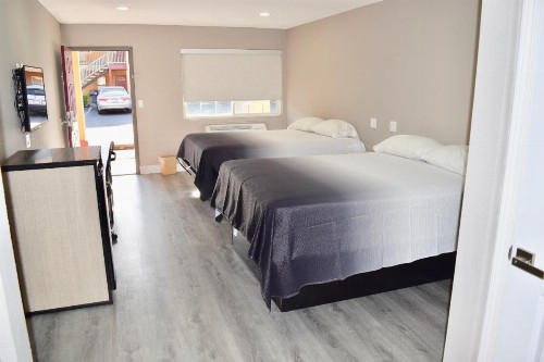 Super 8 by Wyndham Visalia - image 6