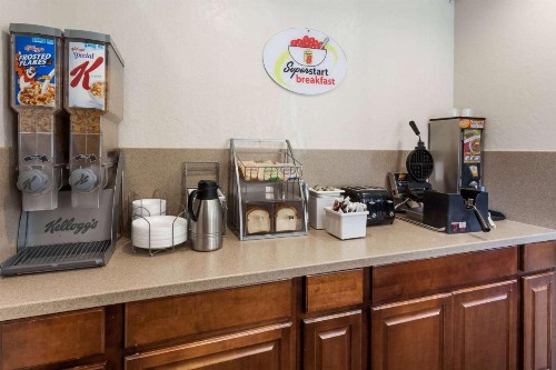 Super 8 by Wyndham Visalia - image 7