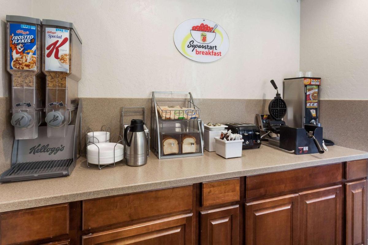 Super 8 by Wyndham Visalia - image 7