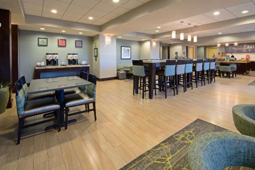 Hampton Inn Visalia - image 10
