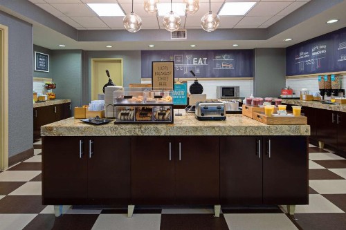 Hampton Inn Visalia - image 12