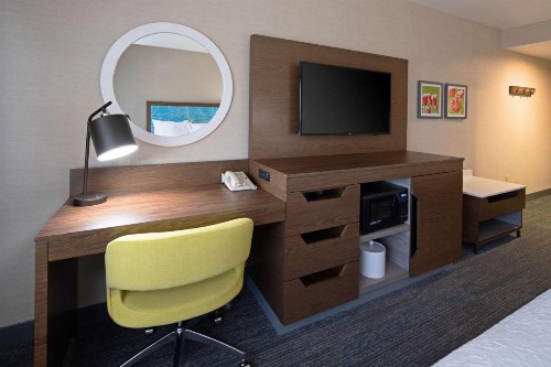 Hampton Inn Visalia - image 15