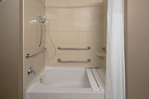 Hampton Inn Visalia - image 27