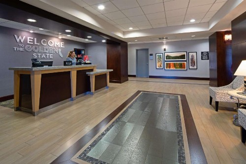 Hampton Inn Visalia - image 5