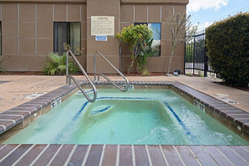 Hampton Inn Visalia - image 6