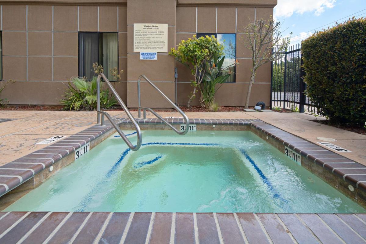 Hampton Inn Visalia - image 6