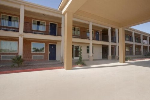 Americas Best Value Inn Waco - Franklin Avenue - image 2