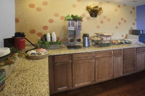 Americas Best Value Inn Waco - Franklin Avenue - image 9