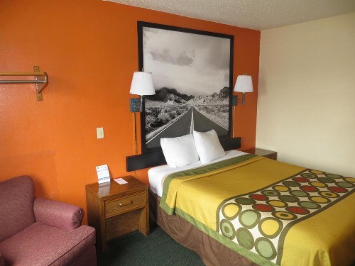 Super 8 by Wyndham Waco University Area - image 13