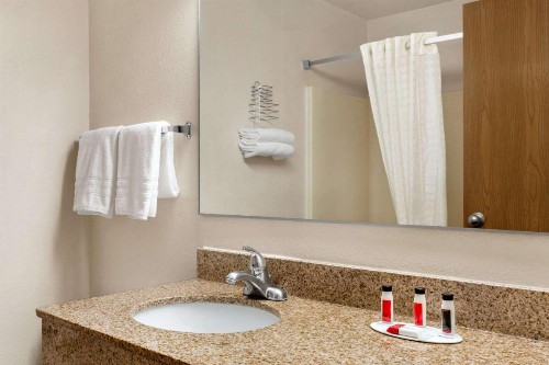 Super 8 by Wyndham Waco University Area - image 18