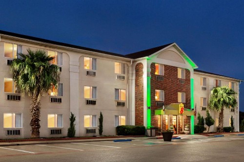 Super 8 by Wyndham Waco University Area - image 2