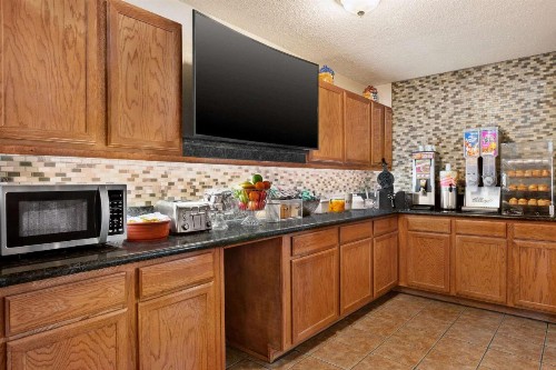 Super 8 by Wyndham Waco University Area - image 21