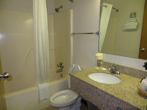Super 8 by Wyndham Waco University Area - image 23
