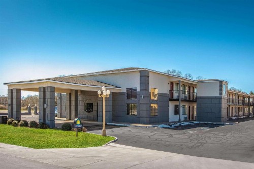 Days Inn by Wyndham Waco - image 1