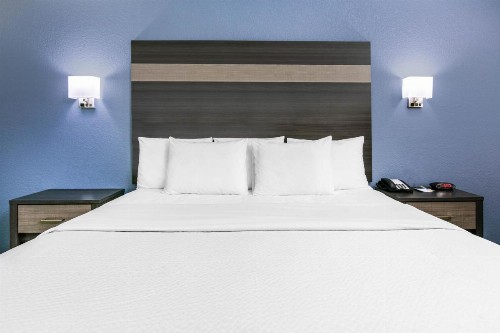 Days Inn by Wyndham Waco - image 17