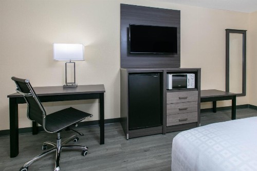 Days Inn by Wyndham Waco - image 5