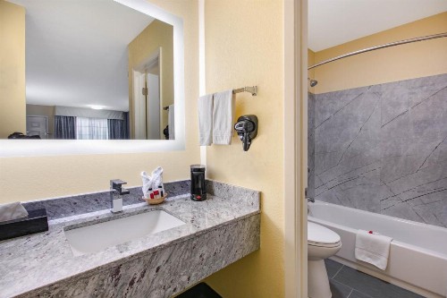 Days Inn by Wyndham Waco - image 9