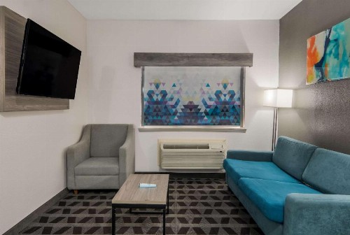 Quality Inn & Suites - image 10