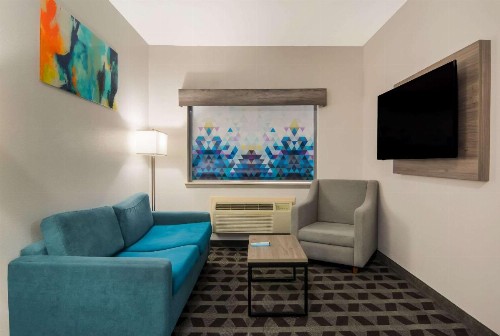 Quality Inn & Suites - image 12