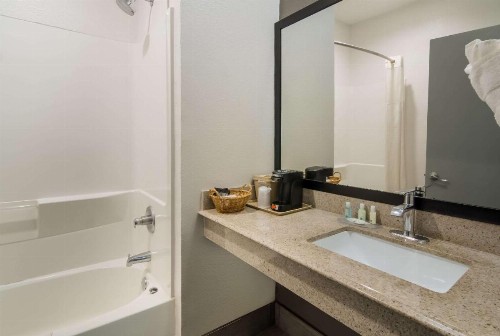 Quality Inn & Suites - image 2