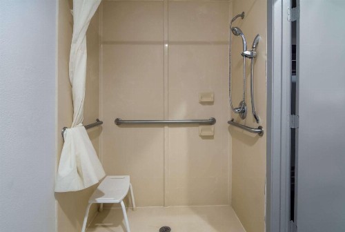 Quality Inn & Suites - image 25