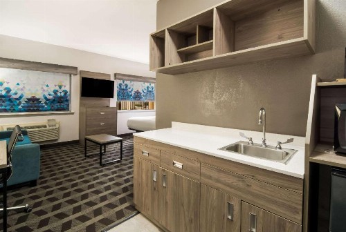 Quality Inn & Suites - image 26