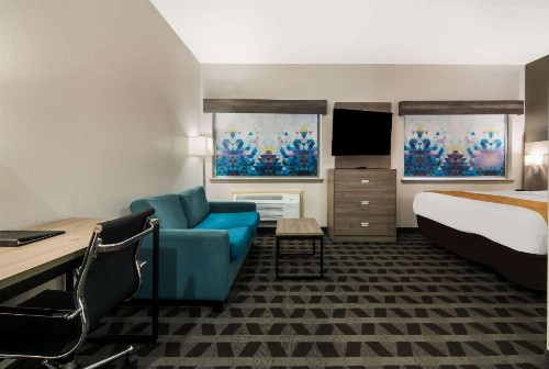 Quality Inn & Suites - image 29