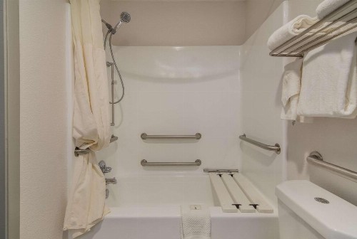 Quality Inn & Suites - image 3