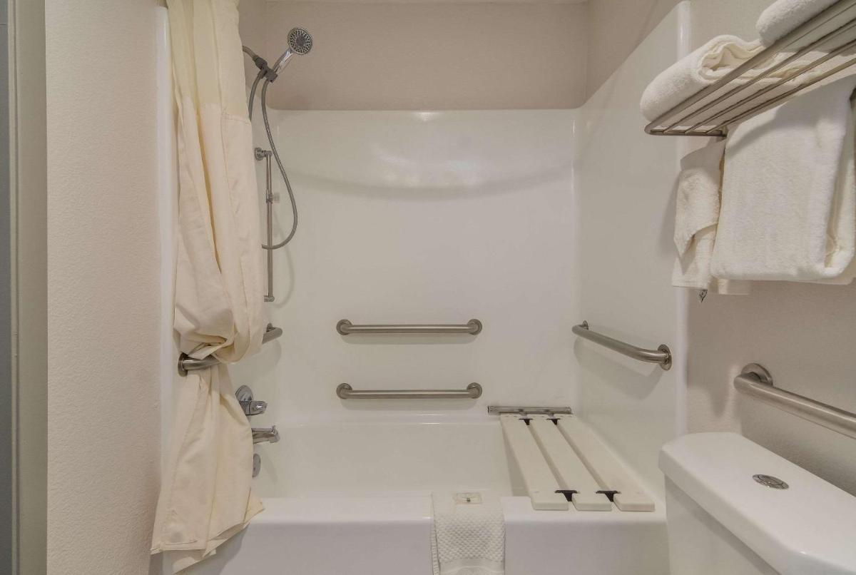 Quality Inn & Suites - image 3