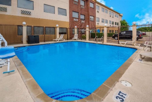 Quality Inn & Suites - image 31