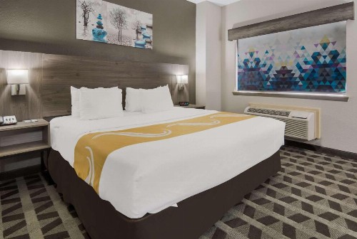 Quality Inn & Suites - image 33