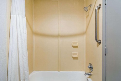 Quality Inn & Suites - image 4