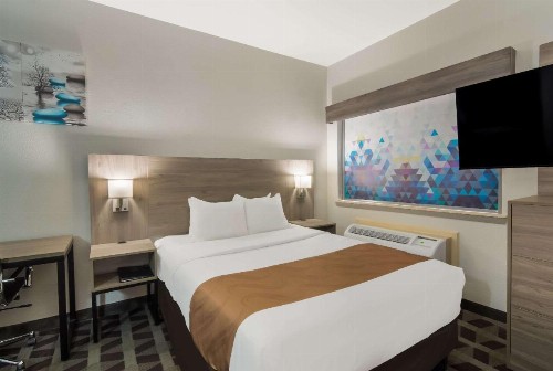 Quality Inn & Suites - image 8
