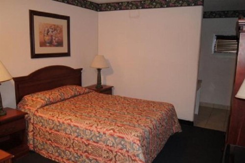 Budget Inn - image 11