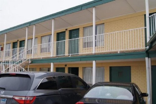 Budget Inn - image 12