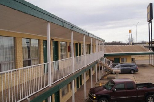 Budget Inn - image 14