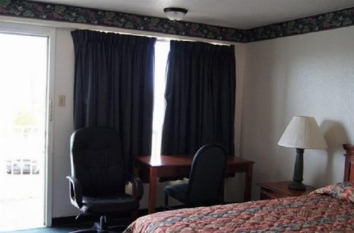 Budget Inn - image 5